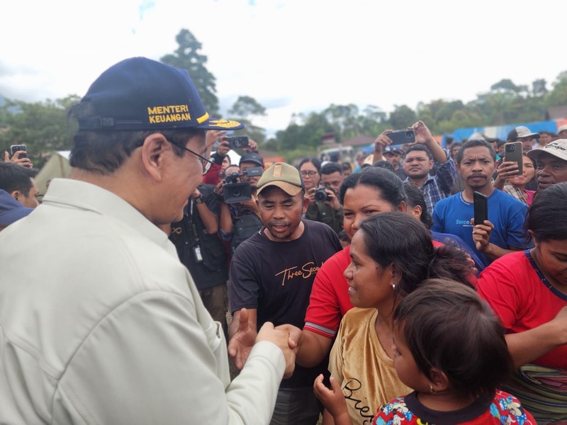 Menteri Keuangan (Menkeu) Purbaya Yudhi Sadewa bersama Ketua Komisi XI DPR RI Mukhamad Misbakhun dan Wakil Ketua Komisi XI DPR RI Mohamad Hekal mengunjungi sejumlah wilayah terdampak gempa bumi di Nusa Tenggara Timur (NTT), Rabu (19/8/2026). Kunjungan tersebut untuk mengetahui secara langsung kondisi masyarakat yang terdampak sekaligus mendengarkan kebutuhan para korban pascabencana. (Dok. Kemenkeu)