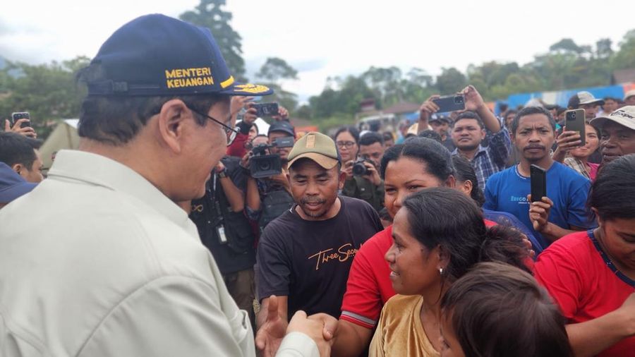 Menteri Keuangan (Menkeu) Purbaya Yudhi Sadewa bersama Ketua Komisi XI DPR RI Mukhamad Misbakhun dan Wakil Ketua Komisi XI DPR RI Mohamad Hekal mengunjungi sejumlah wilayah terdampak gempa bumi di Nusa Tenggara Timur (NTT), Rabu (19/8/2026). Kunjunga