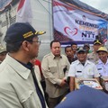 Menteri Keuangan (Menkeu) Purbaya Yudhi Sadewa bersama Ketua Komisi XI DPR RI Mukhamad Misbakhun dan Wakil Ketua Komisi XI DPR RI Mohamad Hekal mengunjungi sejumlah wilayah terdampak gempa bumi di Nusa Tenggara Timur (NTT), Rabu (19/8/2026). Kunjunga