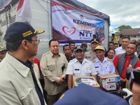 Menteri Keuangan (Menkeu) Purbaya Yudhi Sadewa bersama Ketua Komisi XI DPR RI Mukhamad Misbakhun dan Wakil Ketua Komisi XI DPR RI Mohamad Hekal mengunjungi sejumlah wilayah terdampak gempa bumi di Nusa Tenggara Timur (NTT), Rabu (19/8/2026). Kunjunga