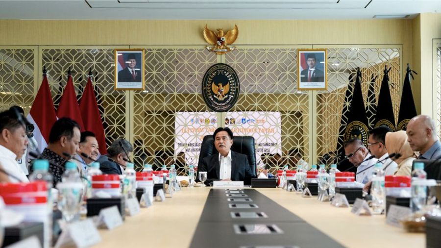 Menteri Koordinator Bidang Hukum, Hak Asasi Manusia, Imigrasi, dan Pemasyarakatan Yusril Ihza Mahendra memimpin Rapat Tingkat Menteri terkait Pengembalian Langkah Penyelesaian Terpadu atas Permasalahan Hukum dan Situasi Wilayah Operasi Belitung PT Ti