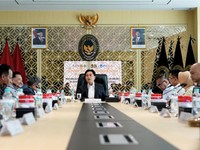 Menteri Koordinator Bidang Hukum, Hak Asasi Manusia, Imigrasi, dan Pemasyarakatan Yusril Ihza Mahendra memimpin Rapat Tingkat Menteri terkait Pengembalian Langkah Penyelesaian Terpadu atas Permasalahan Hukum dan Situasi Wilayah Operasi Belitung PT Ti