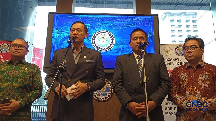 Menteri Koordinator Bidang Infrastruktur dan Pembangunan Kewilayahan, Agus Harimurti Yudhoyono (AHY) saat konferensi pers di kantornya, Jakarta, Rabu (19/8/2026). (CNBC Indonesia/Martyasari Rizky)