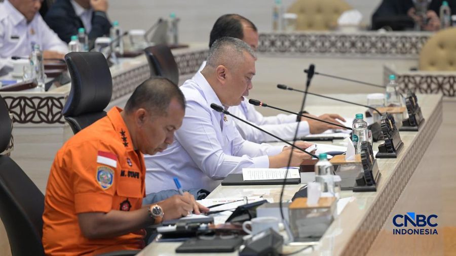 Menteri Perhubungan Dudy Purwagandhi dalam rapat kerja bersama Komisi V DPR RI di Gedung DPR, Rabu (19/8/26). (CNBC Indonesia/Ferry Sandi)