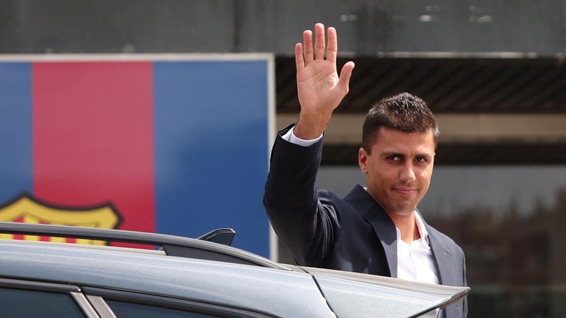 Soccer Football - Barcelona unveil Rodri - Spotify Camp Nou, Barcelona, Spain - August 18, 2026 New FC Barcelona player, Rodri waves as he arrives ahead of the presentation REUTERS/Bruna Casas