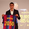 Soccer Football - Barcelona unveil Rodri - Spotify Camp Nou, Barcelona, Spain - August 18, 2026 New FC Barcelona player, Rodri poses with a shirt during the presentation REUTERS/Bruna Casas     TPX IMAGES OF THE DAY