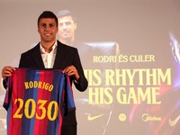 Soccer Football - Barcelona unveil Rodri - Spotify Camp Nou, Barcelona, Spain - August 18, 2026 New FC Barcelona player, Rodri poses with a shirt during the presentation REUTERS/Bruna Casas     TPX IMAGES OF THE DAY