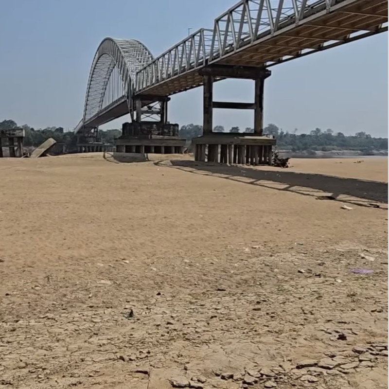 Sungai Barito mengering akibat kemarau panjang. (Tangkapan Layar Instagram/Borneosocial)