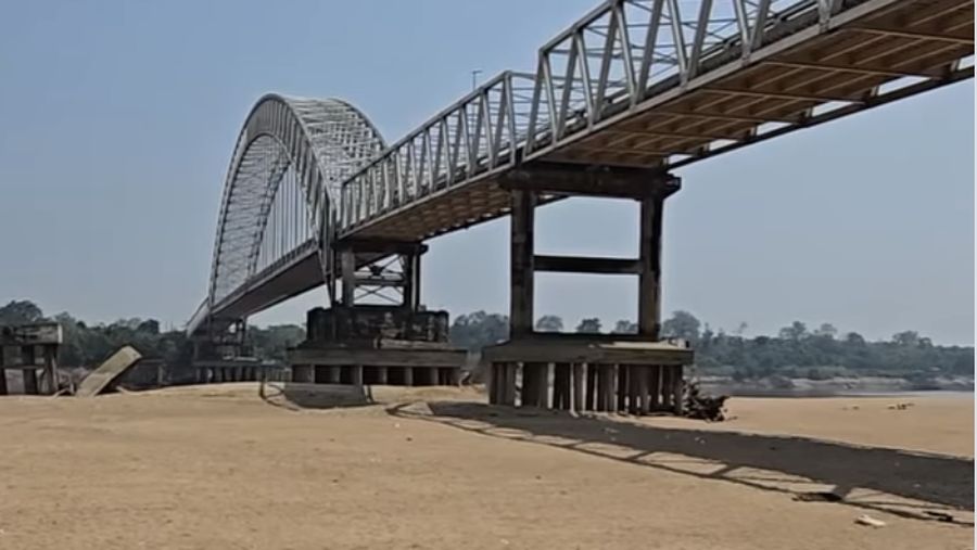 Sungai Barito mengering akibat kemarau panjang. (Tangkapan Layar Instagram/Borneosocial)