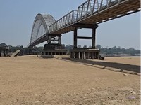 Sungai Barito mengering akibat kemarau panjang. (Tangkapan Layar Instagram/Borneosocial)