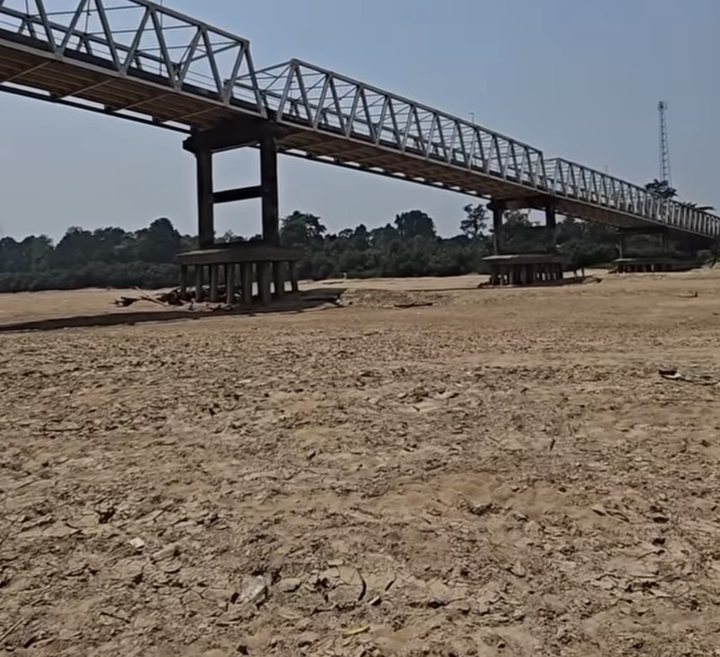 Sungai Barito mengering akibat kemarau panjang. (Tangkapan Layar Instagram/Borneosocial)
