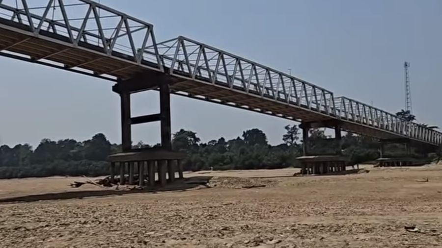 Sungai Barito mengering akibat kemarau panjang. (Tangkapan Layar Instagram/Borneosocial)
