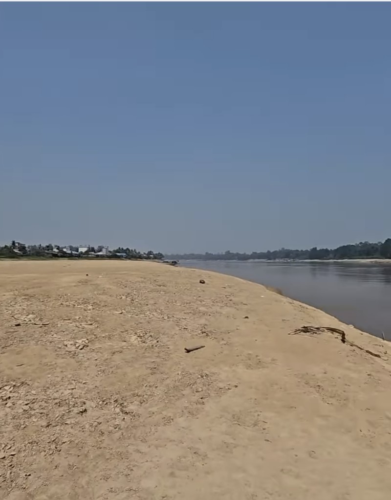 Sungai Barito mengering akibat kemarau panjang. (Tangkapan Layar Instagram/Borneosocial)