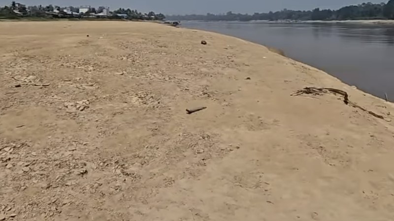 Sungai Barito mengering akibat kemarau panjang. (Tangkapan Layar Instagram/Borneosocial)