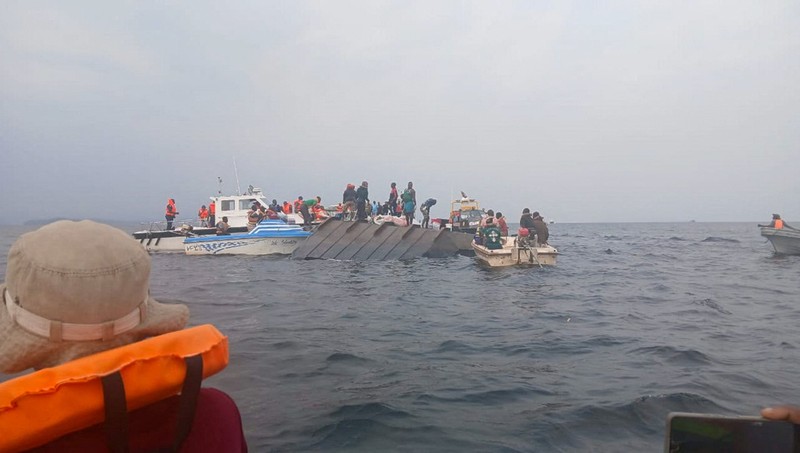 SENSITIVE MATERIAL. THIS IMAGE MAY OFFEND OR DISTURB Rescue and recovery personnel work along the shoreline of Lake Kariba during an operation to recover victims from a Rural Infrastructure Development Agency (RIDA) passenger ferry that capsized near Kariba, Zimbabwe, August 17, 2026. Zimbabwe police said the death toll from the August 11 accident had risen as authorities continued search efforts. BEST QUALITY AVAILABLE. REUTERS/Bright Charakupa