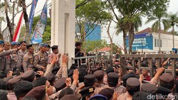 Aksi Mahasiswa di DPRD Kalsel Memanas, Pintu Gerbang Sampai Lepas