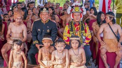 Momen Langka! Puluhan Warga Suku Punan Batu Ikut Upacara HUT RI