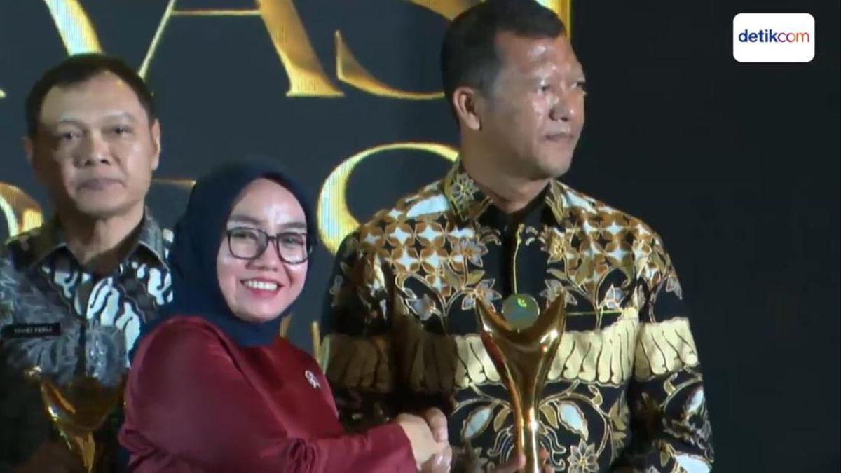 Bupati Pasuruan Rusdi Sutejo Raih Penghargaan Koperasi Awards 2026