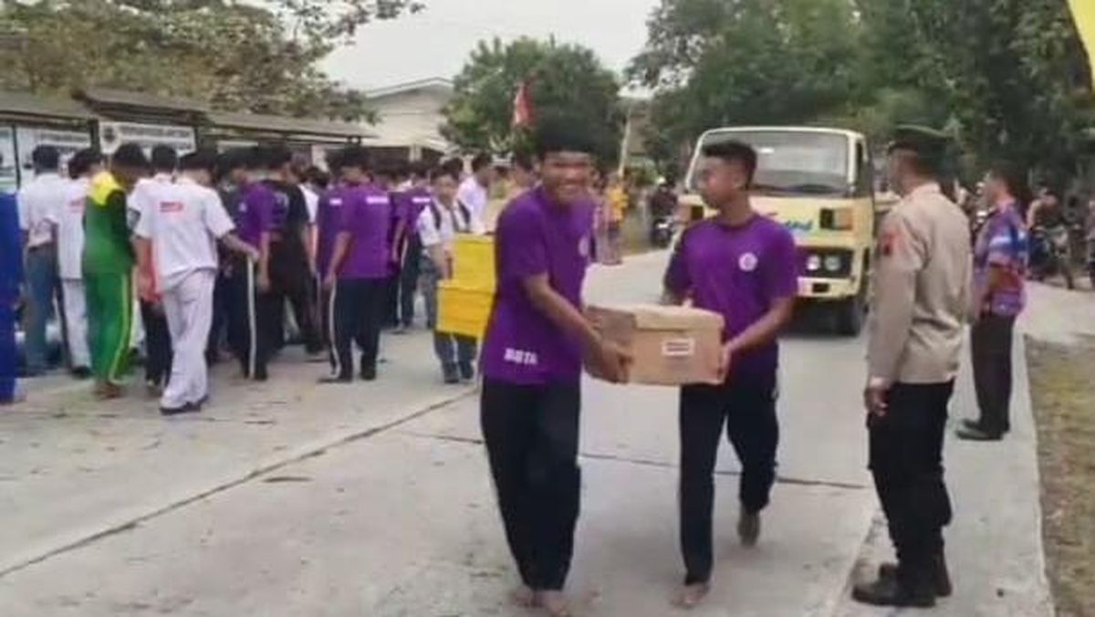 Salut! Murid SMK Rota Klaten Kompak Evakuasi Muatan Mobil Boks Nyemplung Parit