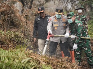 Kapolda Riau dan Pangdam Tuanku Tambusai Turun Langsung Padamkan Karhutla di Pelalawan