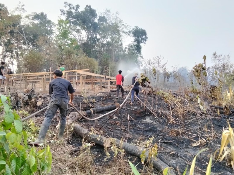 Petugas dari tim gabungan berupaya memadamkan api yang membakar lahan di wilayah Kabupaten Penajam Paser Utara, Provinsi Kalimantan Timur, pada Rabu (19/8). (Dok: BPBD Kabupaten Penajam Paser Utara, Kalimantan)