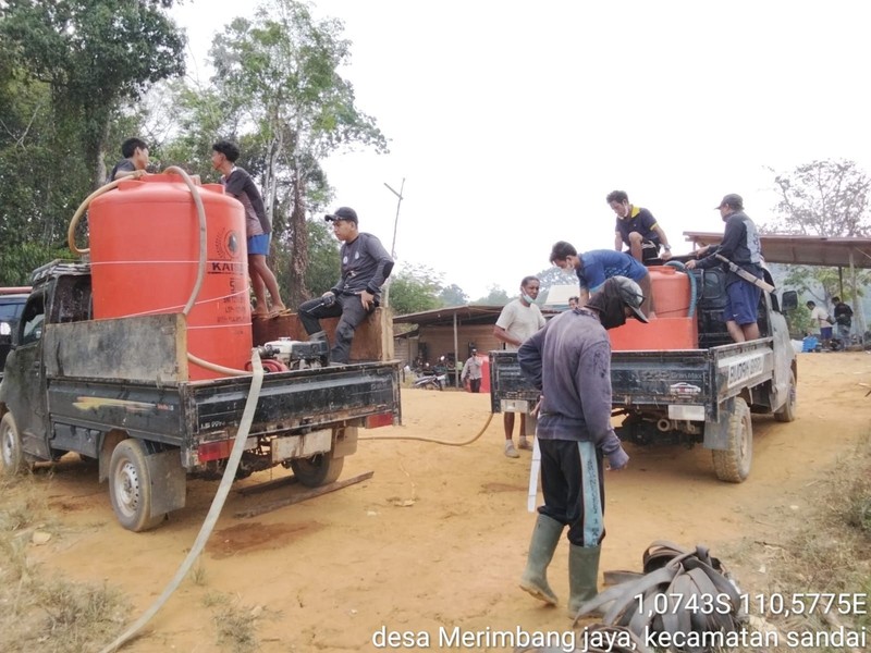 Petugas dari tim gabungan berupaya memadamkan api yang membakar lahan di wilayah Kabupaten Penajam Paser Utara, Provinsi Kalimantan Timur, pada Rabu (19/8). (Dok: BPBD Kabupaten Penajam Paser Utara, Kalimantan)