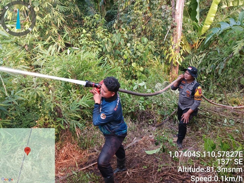 Petugas dari tim gabungan berupaya memadamkan api yang membakar lahan di wilayah Kabupaten Penajam Paser Utara, Provinsi Kalimantan Timur, pada Rabu (19/8). (Dok: BPBD Kabupaten Penajam Paser Utara, Kalimantan)