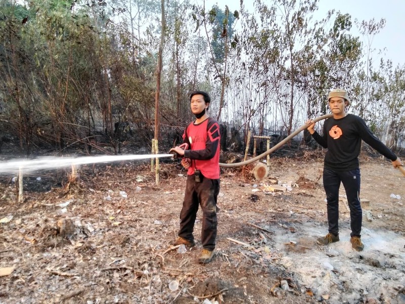 Petugas dari tim gabungan berupaya memadamkan api yang membakar lahan di wilayah Kabupaten Penajam Paser Utara, Provinsi Kalimantan Timur, pada Rabu (19/8). (Dok: BPBD Kabupaten Penajam Paser Utara, Kalimantan)