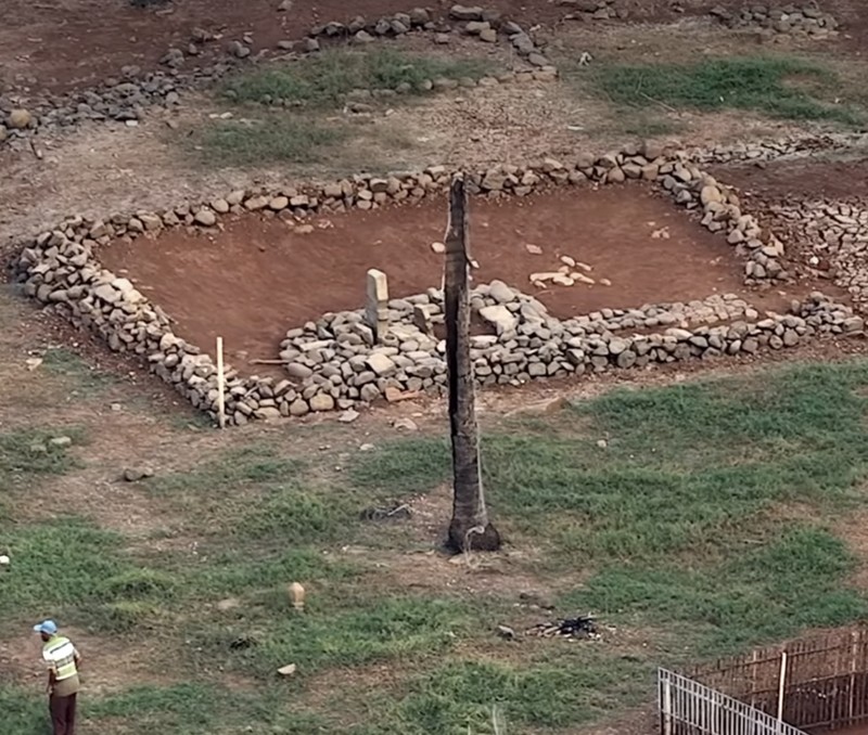 Makam prabu lembu agung terlihat kembali di situs astana gede cipaku setelah surutnya air di waduk jatigede. (Instagram/Infotisumedang)