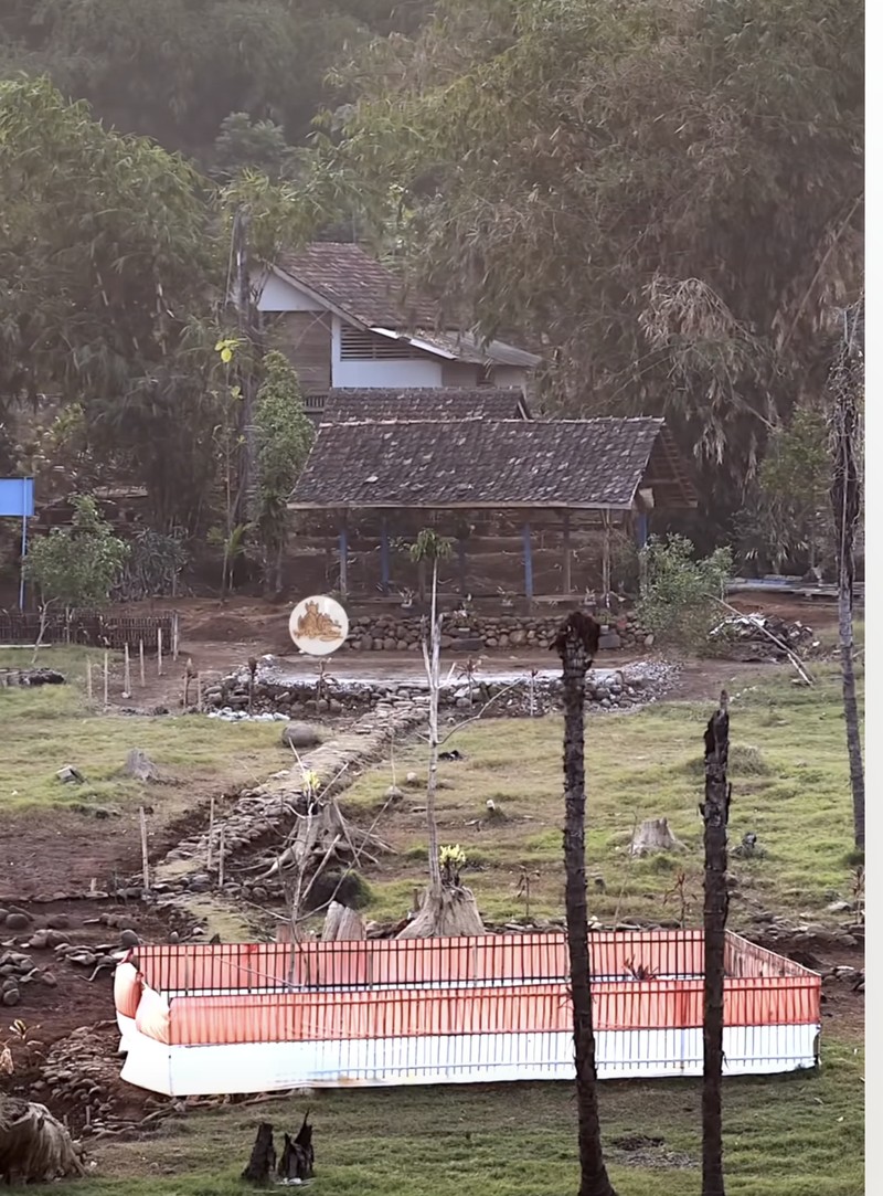 Makam prabu lembu agung terlihat kembali di situs astana gede cipaku setelah surutnya air di waduk jatigede. (Instagram/Infotisumedang)