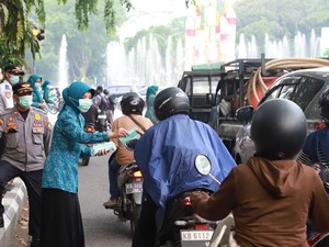 Asap Karhutla Menggila, TP PKK Pontianak Bagikan Masker Cegah ISPA