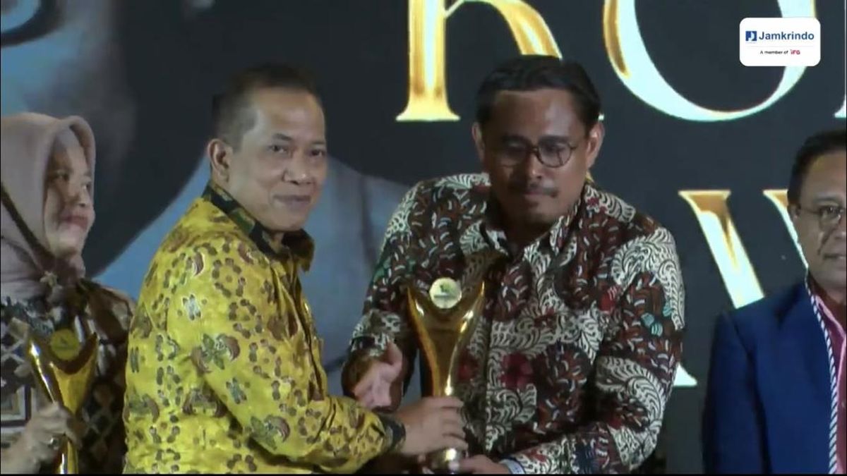 Sukses Dorong Ekonomi Pesantren-Desa, Gubernur Jatim Raih Koperasi Awards