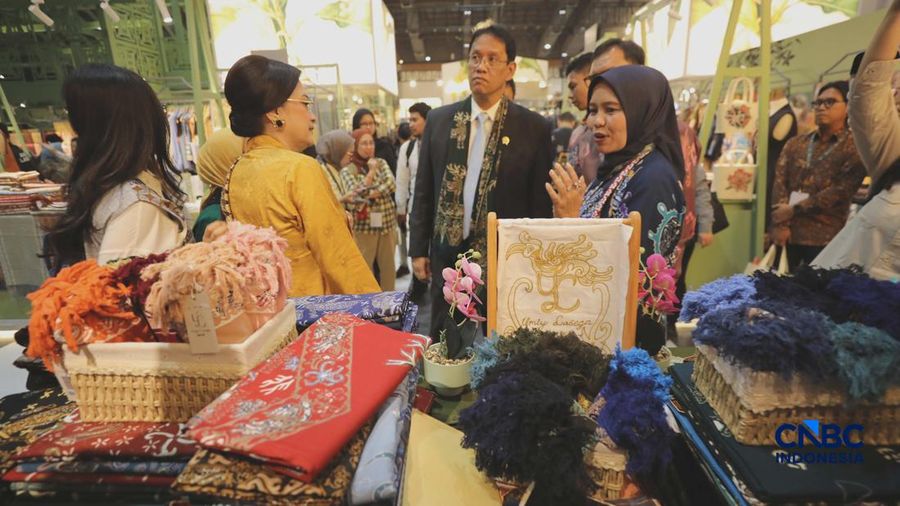 Menteri Keuangan (Menkeu) Purbaya Yudhi Sadewa berbincang dengan pelaku UMKM di acara Karya Kreatif Indonesia (KKI) di Jakarta International Convention Centre (JICC) Jakarta 20-23 Agustus 2026). (CNBC Indonesia/Tri Susilo)