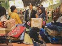 Menteri Keuangan (Menkeu) Purbaya Yudhi Sadewa berbincang dengan pelaku UMKM di acara Karya Kreatif Indonesia (KKI) di Jakarta International Convention Centre (JICC) Jakarta 20-23 Agustus 2026). (CNBC Indonesia/Tri Susilo)