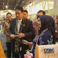 Menteri Keuangan (Menkeu) Purbaya Yudhi Sadewa berbincang dengan pelaku UMKM di acara Karya Kreatif Indonesia (KKI) di Jakarta International Convention Centre (JICC) Jakarta 20-23 Agustus 2026). (CNBC Indonesia/Tri Susilo)