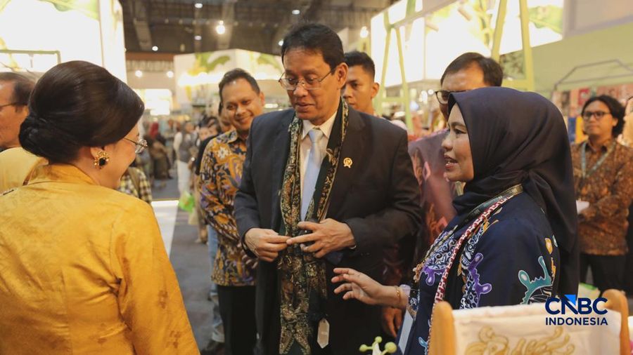 Menteri Keuangan (Menkeu) Purbaya Yudhi Sadewa berbincang dengan pelaku UMKM di acara Karya Kreatif Indonesia (KKI) di Jakarta International Convention Centre (JICC) Jakarta 20-23 Agustus 2026). (CNBC Indonesia/Tri Susilo)