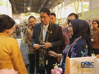 Menteri Keuangan (Menkeu) Purbaya Yudhi Sadewa berbincang dengan pelaku UMKM di acara Karya Kreatif Indonesia (KKI) di Jakarta International Convention Centre (JICC) Jakarta 20-23 Agustus 2026). (CNBC Indonesia/Tri Susilo)