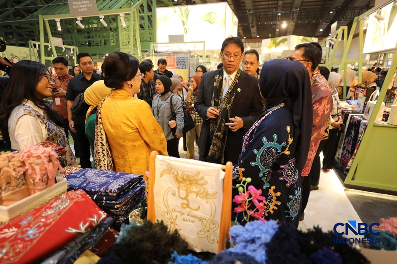 Pengujung mengamati batik yang di pamerkan dalam acara Karya Kreatif Indonesia 2026 di JICC, Jakarta, Kamis (20/8/2026). (CNBC Indonesia/Tri Susilo)