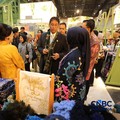 Menteri Keuangan (Menkeu) Purbaya Yudhi Sadewa berbincang dengan pelaku UMKM di acara Karya Kreatif Indonesia (KKI) di Jakarta International Convention Centre (JICC) Jakarta 20-23 Agustus 2026). (CNBC Indonesia/Tri Susilo)