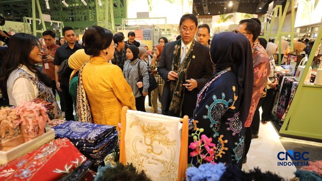 Momen Purbaya Sampai Borong Produk UMKM Saat Keliling KKI 2026