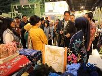 Menteri Keuangan (Menkeu) Purbaya Yudhi Sadewa berbincang dengan pelaku UMKM di acara Karya Kreatif Indonesia (KKI) di Jakarta International Convention Centre (JICC) Jakarta 20-23 Agustus 2026). (CNBC Indonesia/Tri Susilo)