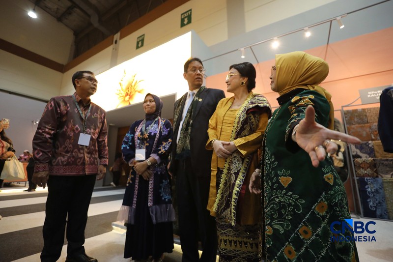 Pengujung mengamati batik yang di pamerkan dalam acara Karya Kreatif Indonesia 2026 di JICC, Jakarta, Kamis (20/8/2026). (CNBC Indonesia/Tri Susilo)