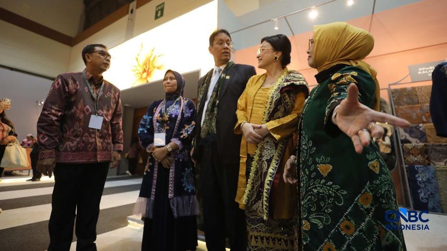 Menteri Keuangan (Menkeu) Purbaya Yudhi Sadewa berbincang dengan pelaku UMKM di acara Karya Kreatif Indonesia (KKI) di Jakarta International Convention Centre (JICC) Jakarta 20-23 Agustus 2026). (CNBC Indonesia/Tri Susilo)