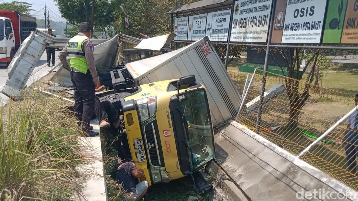 Mobil Boks Hantam Pagar SMK Rota Klaten, Siswa Kompak Bantu Evakuasi Muatan