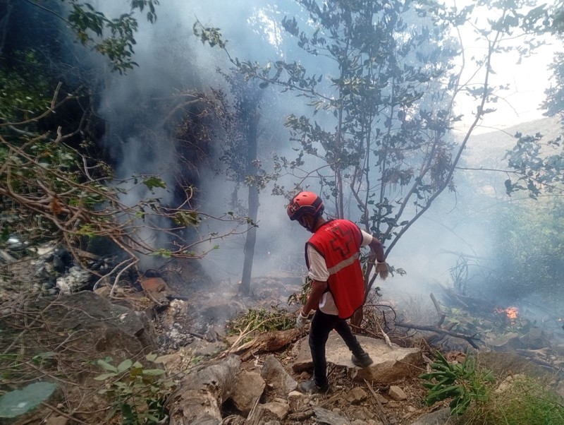 Otoritas Penerbangan Sipil Kenya mengatakan helikopter Eurocopter EC130 B4, nomor registrasi 5Y-GYM dan dioperasikan oleh Lady Lori Kenya Ltd, jatuh sekitar pukul 9:13 waktu setempat saat terbang dari Cagar Alam Loisaba ke daerah Ewasonyiro, distrik Samburu, Kenya, Kamis (20/8/2026). (via REUTERS/Kenya Red Cross)