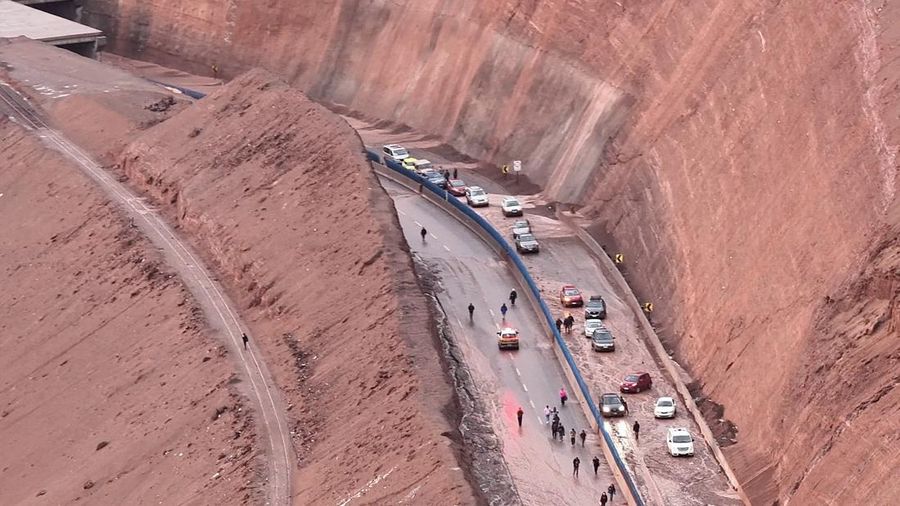 Pemandangan udara kendaraan di jalan raya di kawasan yang terdampak tanah longsor di Alto Hospicio, Chili, 18 Agustus 2026.