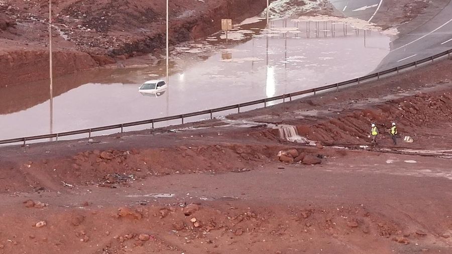 Pemandangan udara sebuah mobil yang sebagian terendam akibat tanah longsor di Alto Hospicio, Cile, pada 18 Agustus 2026.