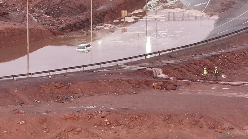 Pemandangan udara sebuah mobil yang sebagian terendam akibat tanah longsor di Alto Hospicio, Cile, pada 18 Agustus 2026.