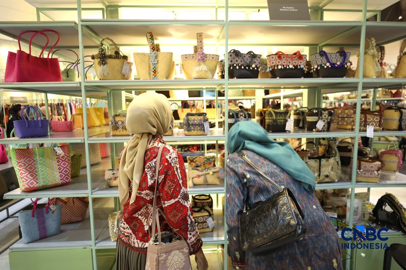 Pengujung mengamati batik yang di pamerkan dalam acara Karya Kreatif Indonesia 2026 di JICC, Jakarta, Kamis (20/8/2026). (CNBC Indonesia/Tri Susilo)
