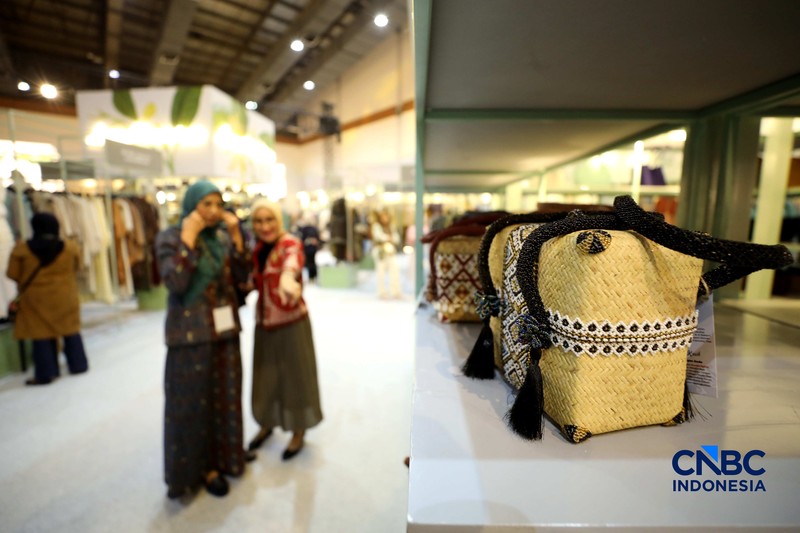 Pengujung mengamati batik yang di pamerkan dalam acara Karya Kreatif Indonesia 2026 di JICC, Jakarta, Kamis (20/8/2026). (CNBC Indonesia/Tri Susilo)